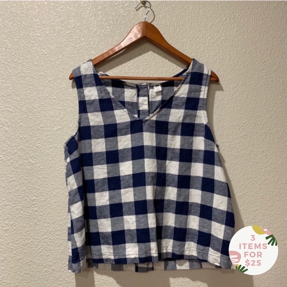 Old Navy Tops - 🌟 Old Navy • Plaid V neck sleeveless top. Size L